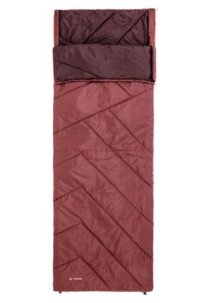 Sac de couchage rouge et bordeaux foncé avec un motif de quilting en losanges, fermetures éclair en haut et logo Vaude en bas à droite. Tissu doux et texturé.
