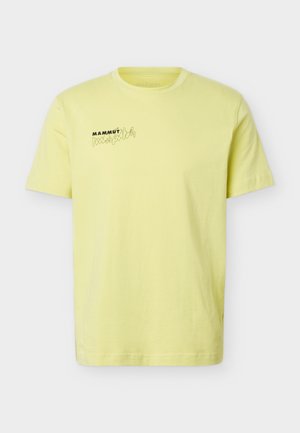 T-shirt gialla chiaro a maniche corte con scollo rotondo e piccolo logo "Mammut mispirit" nero e bianco sul lato sinistro del petto.