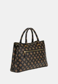 Borsa nera con superficie texturizzata, caratterizzata da un motivo a logo dorato ripetuto, due manici, una tasca anteriore con zip e dettagli in oro.