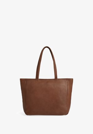 Bruine leren tote bag met twee schouderbanden. Gladde textuur, rechthoekige vorm, met subtiel logo aan de voorkant. Strak ontwerp zonder versieringen.