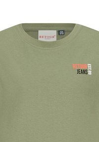 T-shirt in cotone verde oliva con colletto a girocollo, caratterizzato dalla scritta "RETOUR JEANS EST. 89" in arancione e nero sull'area del petto sinistro.