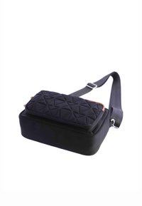 Bolso bandolera rectangular de nylon negro acolchado, con un frente acolchado, parte trasera lisa y correa ajustable.