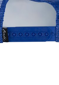 Blå nätväska med ett texturerat plasthandtag, som har en svart tagg. Handtaget har en böjd form med cirkulära detaljer längs sin längd.