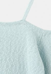 Svetlomodrý pletený tielkový top s tenkými ramienkami a jemnou rebrovanou textúrou.