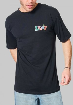 T-shirt noir à manches courtes avec un graphique coloré "LUCKY" sur la poitrine gauche. Fabriqué en coton, il présente une coupe décontractée et un col rond.