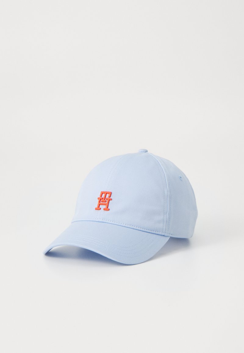 Căciulă de baseball albastră deschisă, din material textil, cu vizieră curbată. Prezintă un logo brodat portocaliu pe față. Design curat și simplu.