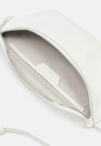 Clutch bag bianca in pelle con una superficie liscia, chiusura a zip e fodera in tessuto beige. L'interno presenta uno slot per carte e il marchio sul lato.