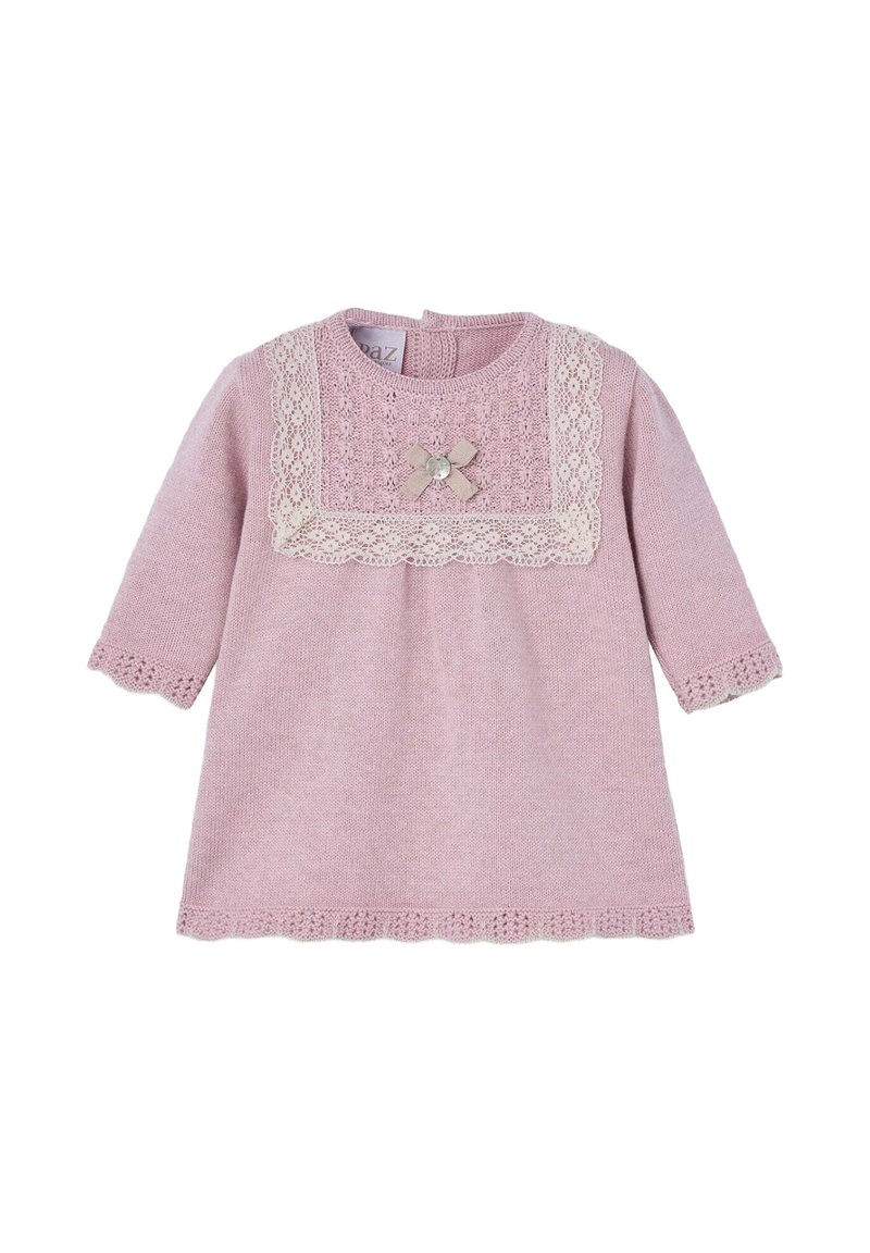 Abito lavorato a maglia di un rosa chiaro con maniche lunghe, bordo in pizzo al collo e un fiore di tessuto con bottone come decorazione. Orlo a onde e dettaglio testurizzato.