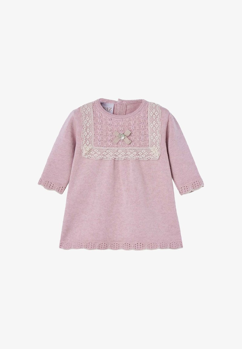Abito lavorato a maglia di un rosa chiaro con maniche lunghe, bordo in pizzo al collo e un fiore di tessuto con bottone come decorazione. Orlo a onde e dettaglio testurizzato.