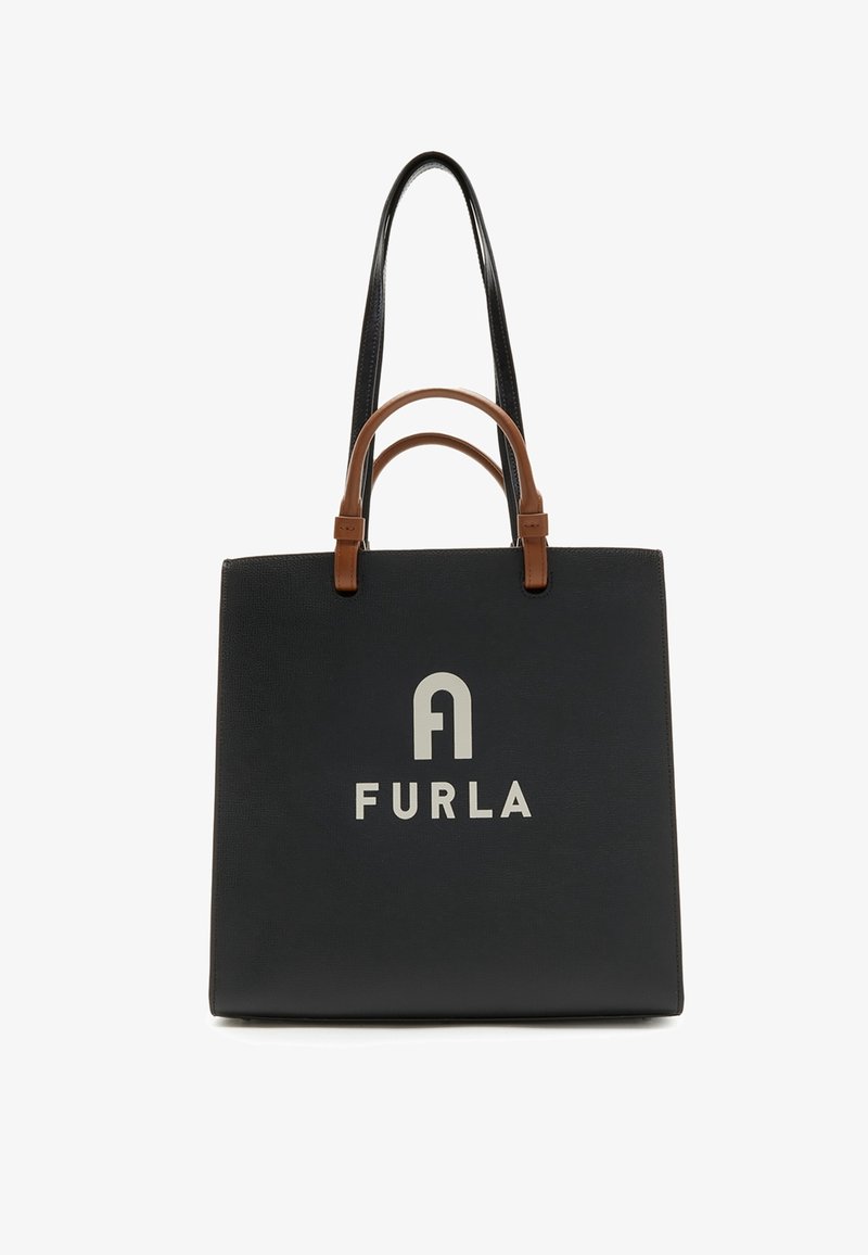 Sac fourre-tout noir Furla avec des poignées courtes marron, de longues bandoulières noires et un logo Furla blanc sur le devant.