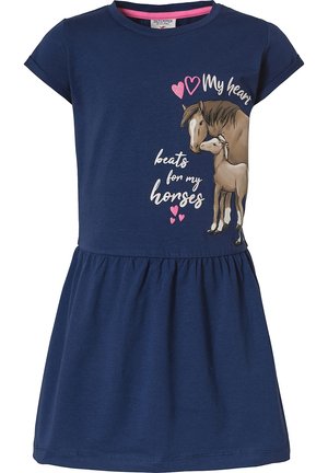 Abito in cotone blu navy con maniche corte, gonna svasata, caratterizzato da una grafica di un cavallo e dal testo "Il mio cuore batte per i miei cavalli" in bianco e rosa.