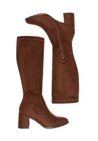 Botas hasta la rodilla de ante marrón con tacones cuadrados y cremalleras laterales, mostradas planas sobre un fondo blanco.