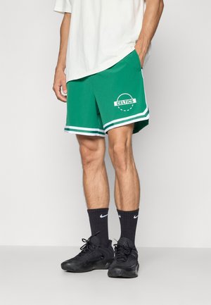 Grønne basketballshorts med et hvidt "CELTICS" logo, kontrasterende hvide side-striber og en elastisk talje.