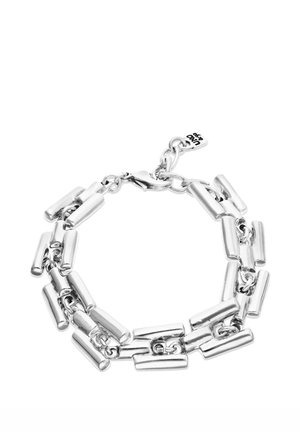 Pulsera de cadena plateada con eslabones rectangulares y cierre de langosta, con una pequeña placa cerca del cierre.