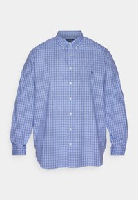 Niebiesko-biała koszula na długi rękaw w kratę, z kołnierzykiem na guziki, z małym logo na lewym boku klatki piersiowej oraz białymi guzikami.
