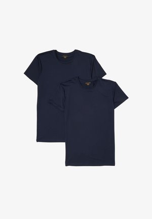 Deux t-shirts unis bleu marine foncé à manches courtes et col rond, l'un légèrement superposé devant l'autre sur un fond blanc.