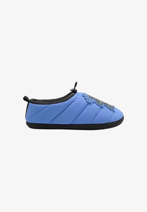 Pantufla acolchada azul con acentos negros, que presenta un gráfico en relieve en la punta y un material exterior suave y ligeramente texturizado.