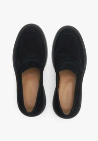 Zwarte suède loafers met een gladde textuur, voorzien van een opvallende voorband en een rubberen zool. De binnenzijde is tankleurig met branding.