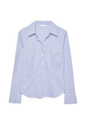 Chemise à boutons à rayures verticales bleu clair et blanches, manches longues avec poignets rayés, col classique et double poche avant.