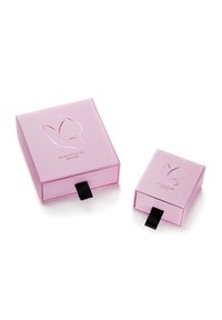 Due scatole scorrevoli rosa, una più grande e una più piccola, con una finitura lucida e un design a rilievo di farfalle. Presentano nastri neri per il sollevamento.