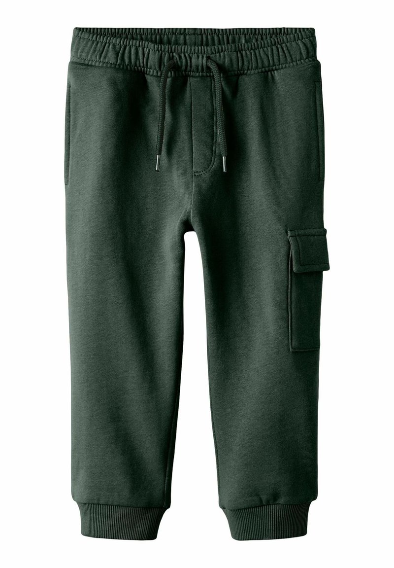 Pantalons de jogging vert foncé avec taille élastique, cordon de serrage, poches latérales, poche cargo sur la jambe droite et bords côtelés aux chevilles.