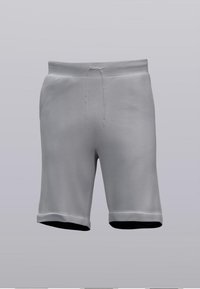 Shorts gris clair en tissu doux. Ils comportent une taille élastique avec un cordon de serrage et des accents noirs à l'ourlet inférieur.
