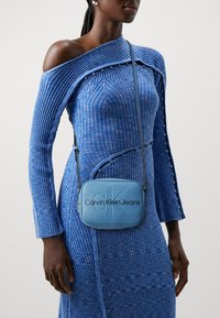 Calvin Klein Jeans SCULPTED CAMERA MONO - Torba preko tijela - dusk blue
