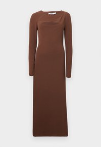 Brūna kleita ar garām piedurknēm, izgatavota no gludas auduma ar piegulošu siluetu, dizainēta ar drapētu apkakli un taisnu apakšmalu.