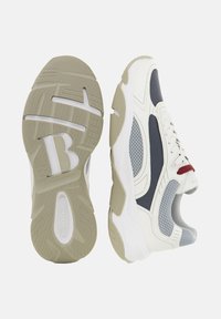 Tenisky s bielym horným dielom, námorníckymi sieťovanými akcentmi, červenými detailmi a khaki gumovou podrážkou so štruktúrovaným vzorom a logom.