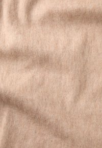 Blødt brunt stof med en fin, struktureret overflade, der viser subtile farvevariationer og en let fuzzy overflade.