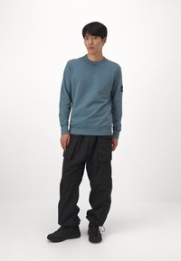 Calvin Klein Jeans BADGE CREW NECK - Felpa - goblin blue