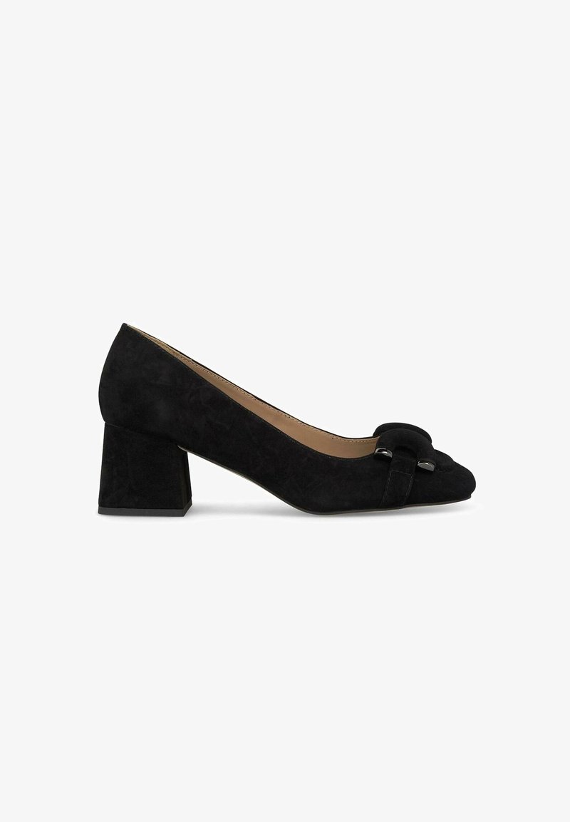 Chaussure femme en daim noir à petit talon bloc, bout arrondi et boucle décorative sur le dessus, vue de profil sur fond blanc.