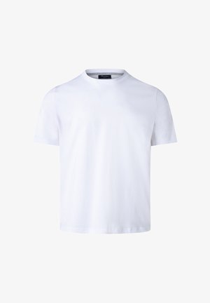 Weißes Baumwoll-T-Shirt mit kurzen Ärmeln und Rundhalsausschnitt, mit einem sichtbaren Etikett im Kragen vor einem einfarbigen weißen Hintergrund.