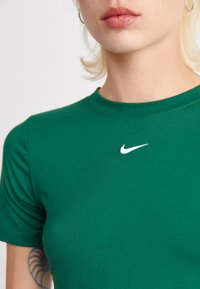 Nike Sportswear Pamata T-krekls - gorge green