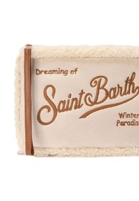 Pochette beige con bordi in peluche, con testo ricamato marrone "Sognando il Paradiso Invernale di Saint Barth" e cerniera marrone.