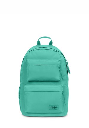 Zaino turchese brillante con due tasche frontali con cerniera, una maniglia superiore e logo del marchio Eastpak sulla tasca inferiore.