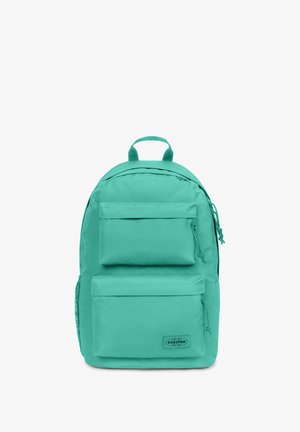 Zaino turchese brillante con due tasche frontali con cerniera, una maniglia superiore e logo del marchio Eastpak sulla tasca inferiore.