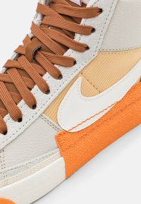Nike Sportswear BLAZER MID 77 PRO CLUB - Vysoké tenisky - light bone/sail/sesame/pecan/sail/hot curry