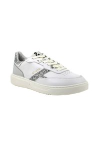 Witte sneaker met een glad leren bovenwerk, zilveren glitteraccenten, een ronde neus en een dikke witte rubberen zool. Voorzien van beige veters en branding.