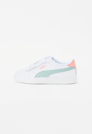 Sneakers bianche con accenti verdi e rosa, dotate di una tomaia sintetica liscia, cinturini con chiusura in velcro e una suola piatta in gomma.