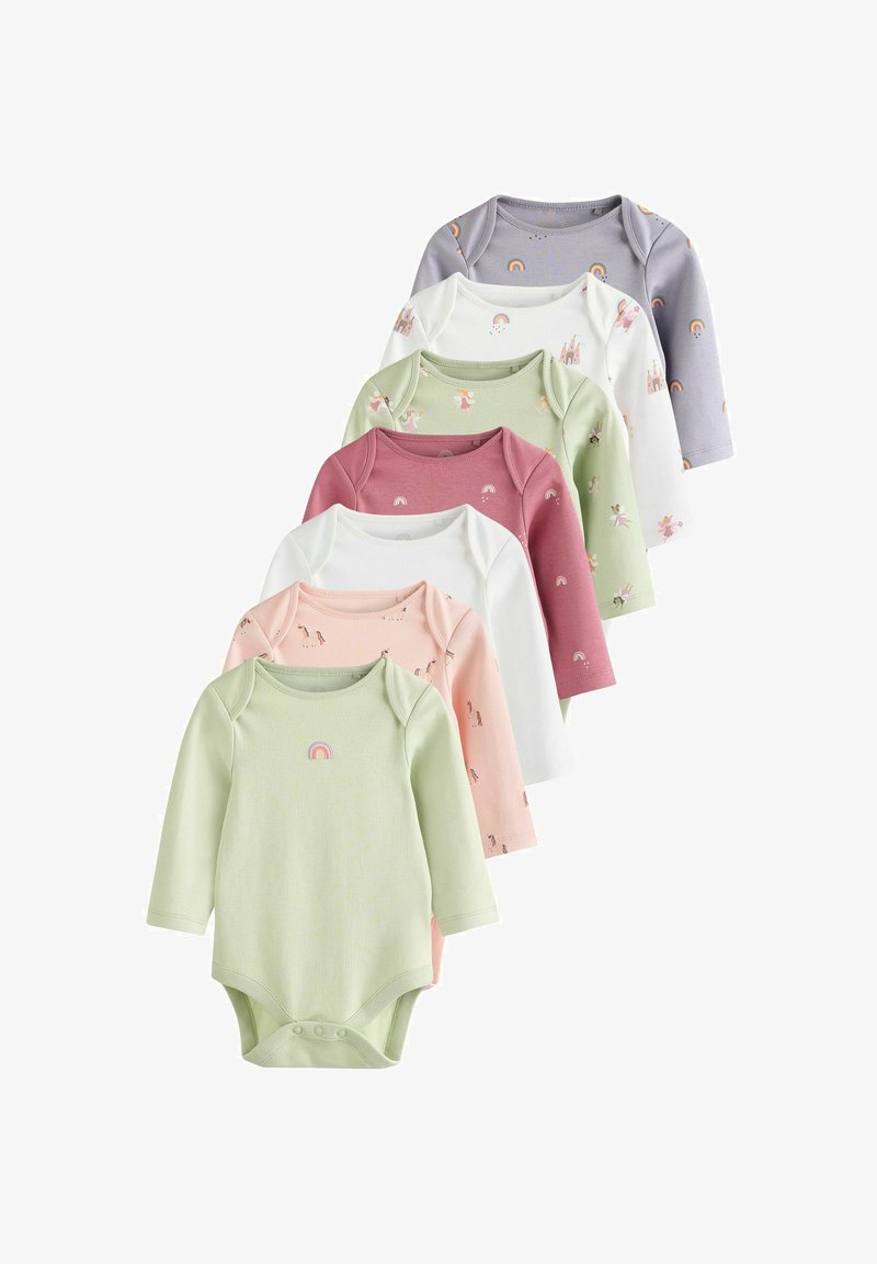 Zeven langemouwen babyspeelpakken in verschillende kleuren: groen, roze, wit, lavendel, met eenvoudige patronen zoals regenbogen en eenhoorns.
