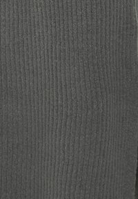 Tissu gris à rayures, présentant une surface texturée avec des lignes verticales et une apparence douce. Le matériau semble extensible et léger.