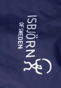 Marinfärgad tyg med en vit logotyp som läser "ISBJÖRN OF SWEDEN" med en stiliserad figur. Slät yta med tydlig text.