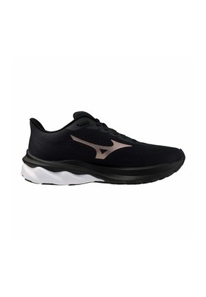 Chaussure de course athlétique noire avec une semelle blanche ondulée et un logo de marque métallique sur le côté.