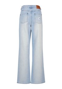 Světle modré široké džíny s vybledlým vzhledem, s koženou nášivkou na zadním pasu a dvěma zadními kapsami s výšivkou.