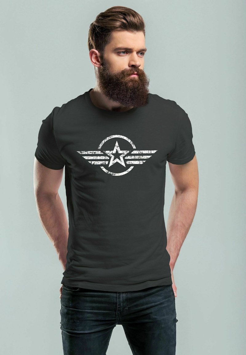 Schwarzes Baumwoll-T-Shirt mit einem abgedichteten weißen Grafikdesign eines Sterns und Flügeln. Das Shirt hat eine klassische Passform und kurze Ärmel.