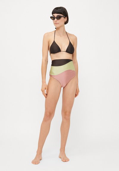 Schwarzer Dreieck-Bikini-Oberteil mit einer hochgeschnittenen Unterhose, die ein Farbschema aus Grün, Pink und Braun aufweist. Modell trägt eine übergroße Sonnenbrille.