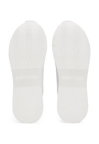 White sneaker soles with a herringbone tread pattern. Features a branded horizontal stripe near the heel. Made of rubber material.