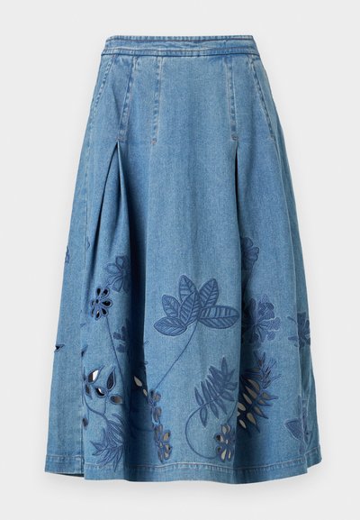 Jupe en denim avec un design évasé, présentant des motifs floraux brodés en bleu et des découpes. Mi-longue et plissée à la taille.