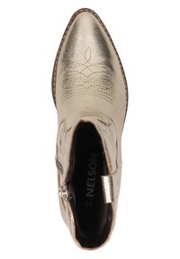 Gouden metallic Engelse laars met spitse neus, textuurleer, decoratieve stiksels, ritssluiting aan de zijkant en contrasterende bruine afwerking. Maat 37.